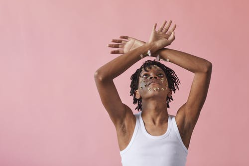有关dreadlock, 举起手臂, 人的免费素材图片