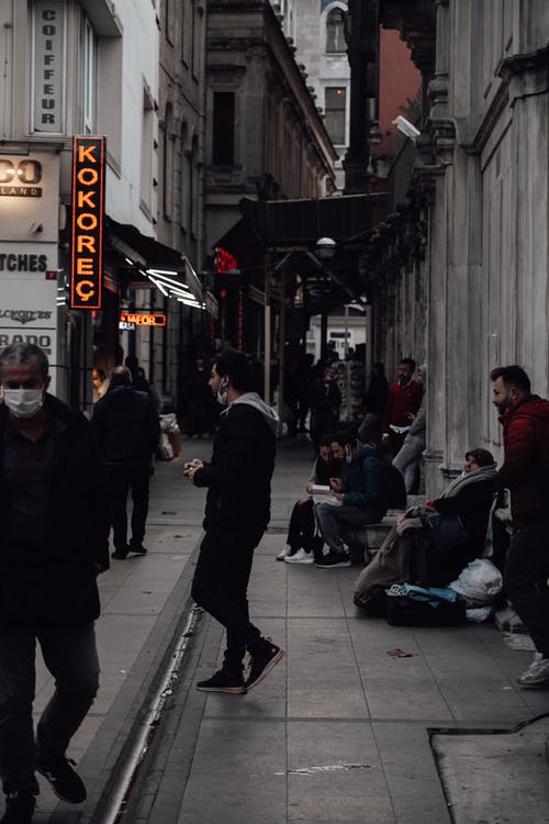 在大街上行走的人 · 免费素材图片