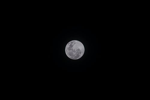 漆黑的夜空的满月 · 免费素材图片