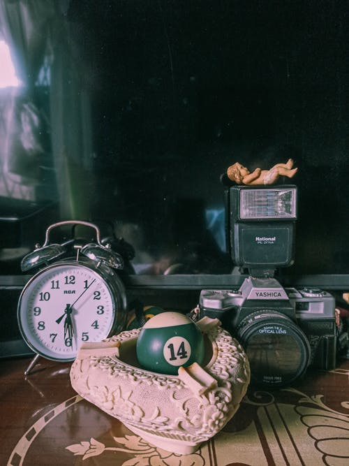 黑色和银色模拟闹钟 · 免费素材图片