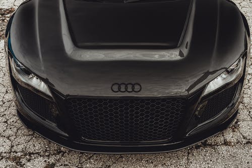 灰色和黑色大理石表面的银色奔驰车 · 免费素材图片