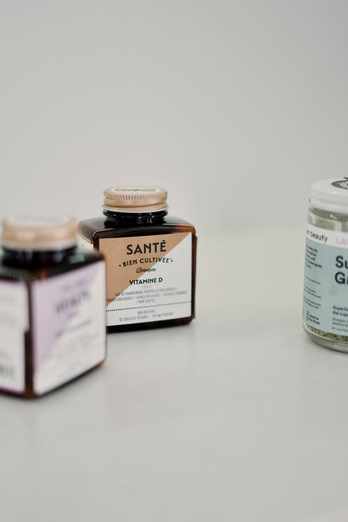 三个白色和棕色标签的瓶子 · 免费素材图片