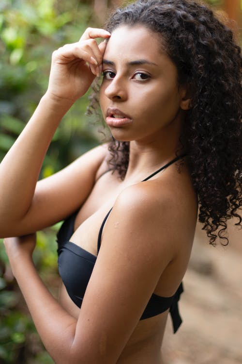 蓝色比基尼上衣的女人 · 免费素材图片