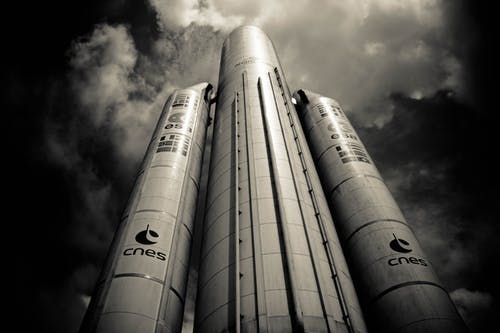 有关低角度拍摄, 火箭, 灰度摄影的免费素材图片