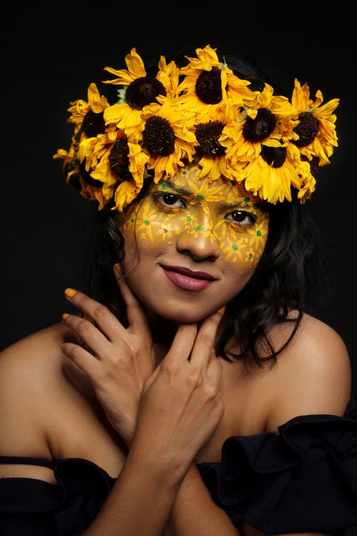 她头上的黄色向日葵的女人 · 免费素材图片