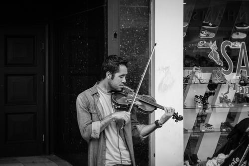 有关人, 仪器, 单色的免费素材图片