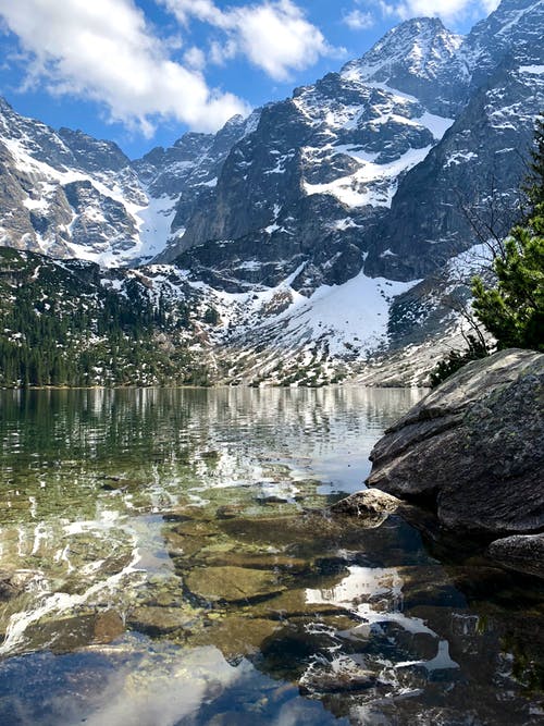 白雪覆盖的山脉附近的湖 · 免费素材图片