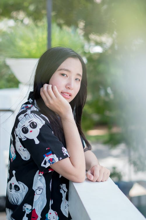 黑色和红色花裙子的女孩 · 免费素材图片