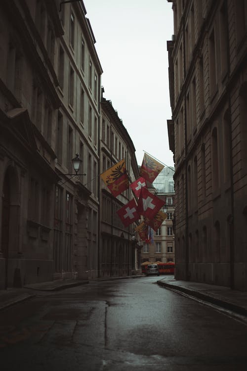 在大街上的红色和黄色标志 · 免费素材图片