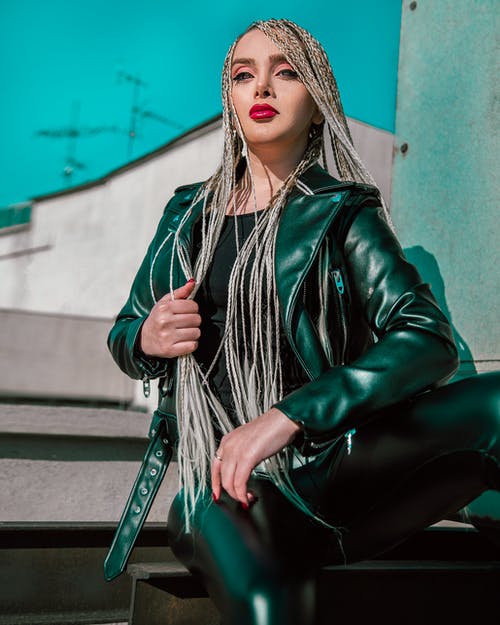 有关坐, 垂直拍摄, 女人的免费素材图片