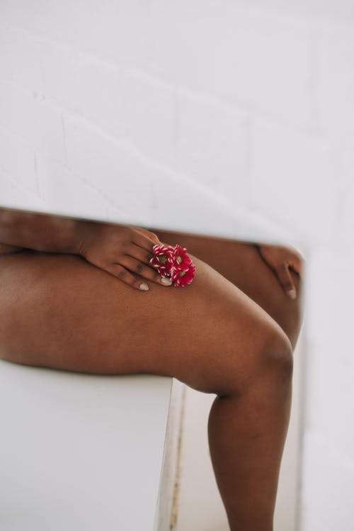 躺在白色的床上的白色和粉红色的花比基尼的女人 · 免费素材图片