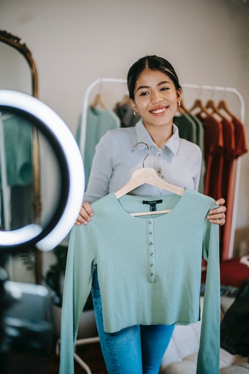 拿着西装的白西装外套的女人 · 免费素材图片