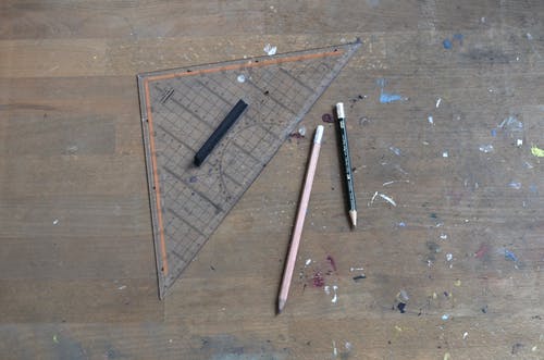 棕色木制的桌子上的棕色木尺 · 免费素材图片