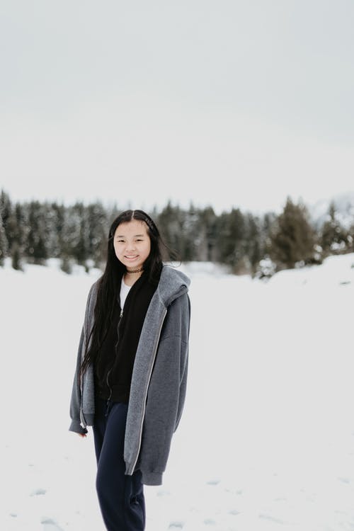 黑色外套站在雪地上的女人 · 免费素材图片