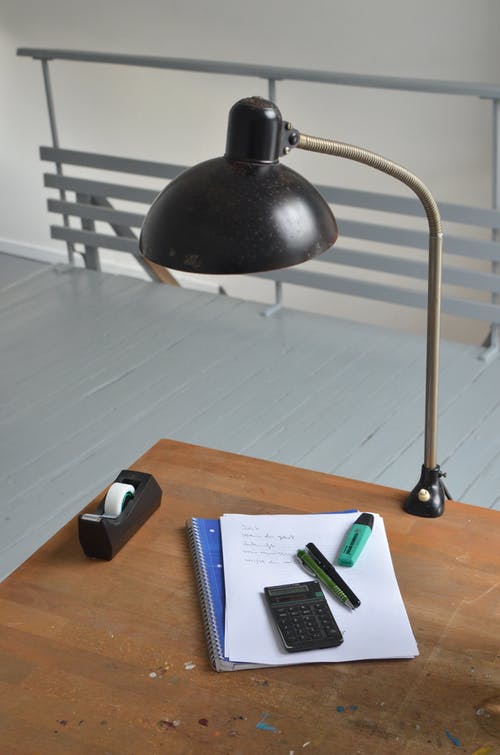 棕色的木桌上的黑色台灯 · 免费素材图片