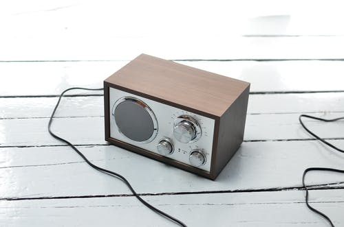 白色桌上的棕色和黑色收音机 · 免费素材图片