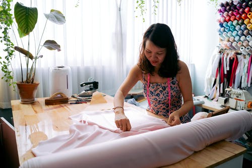 有关女人, 布料, 握住的免费素材图片