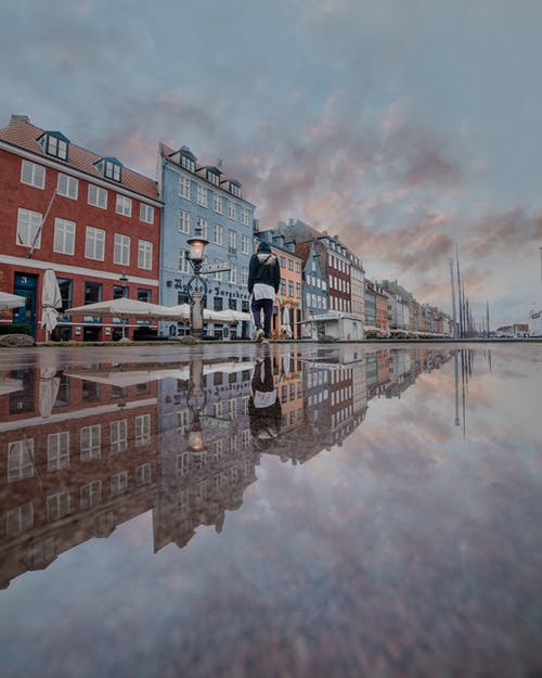 水体附近的棕色混凝土建筑 · 免费素材图片
