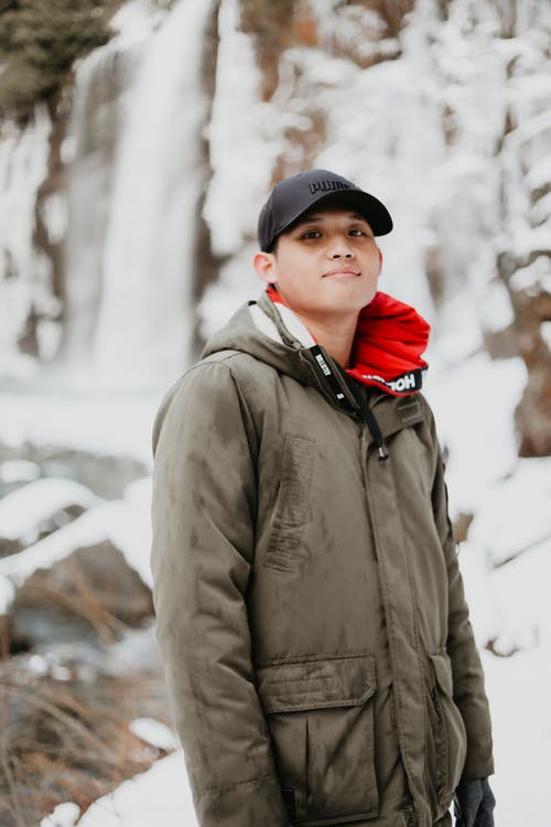 灰色的外套，戴着黑色的针织帽的女人 · 免费素材图片