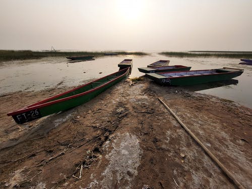 红色和绿色的小船，在岸上 · 免费素材图片