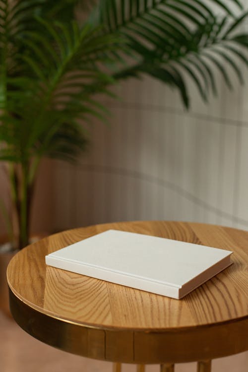 棕色木制的桌子上的白书 · 免费素材图片