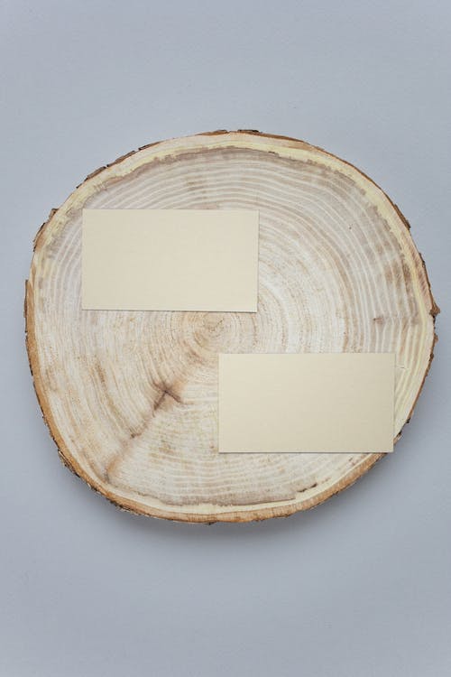 棕色木制圆板上的白皮书 · 免费素材图片