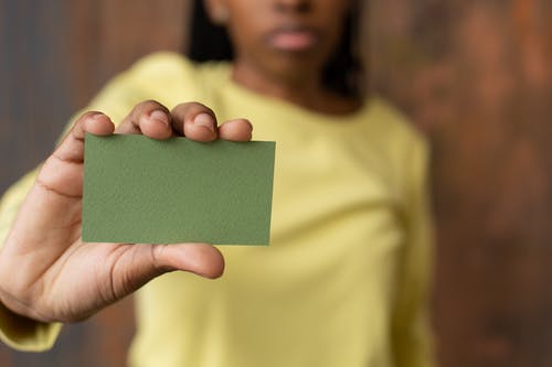 持有绿色便笺的人 · 免费素材图片
