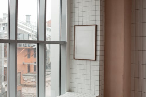 白色木框玻璃窗 · 免费素材图片