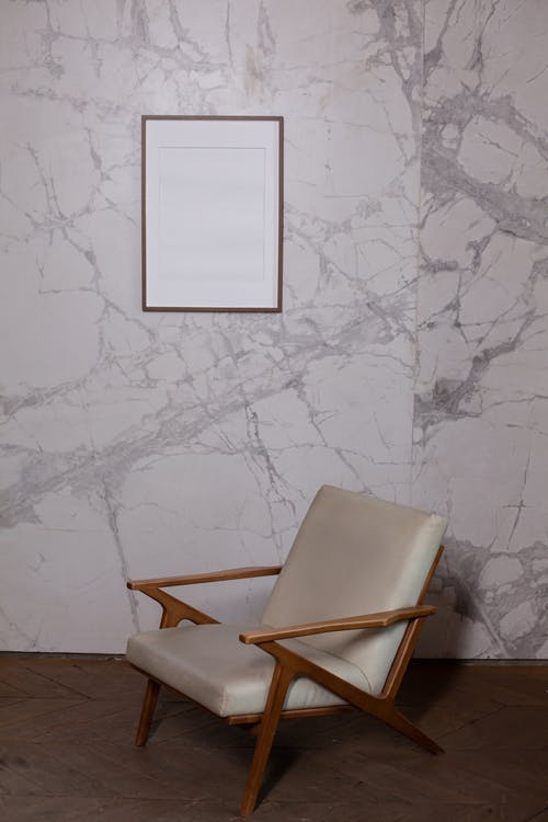 白色木框白色软垫扶手椅 · 免费素材图片