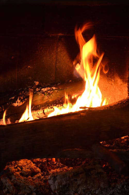 在火坑里烧木头 · 免费素材图片
