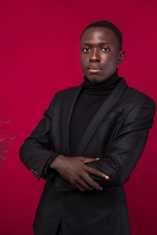 有关交叉双臂, 严肃, 工作室拍摄的免费素材图片