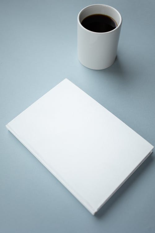 蓝色桌上的白色打印机纸 · 免费素材图片