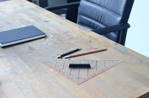 棕色的木桌上的黑色钢笔 · 免费素材图片