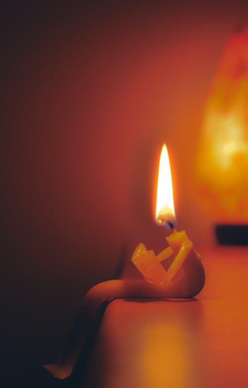橙色持有人点燃的蜡烛 · 免费素材图片