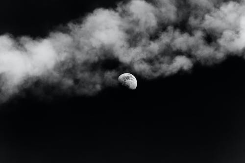 满月的灰度照片 · 免费素材图片