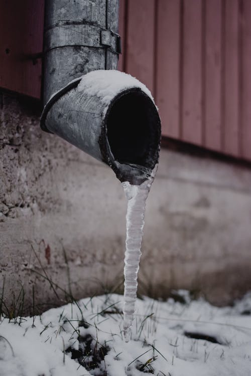 排水口上的冷冻水 · 免费素材图片