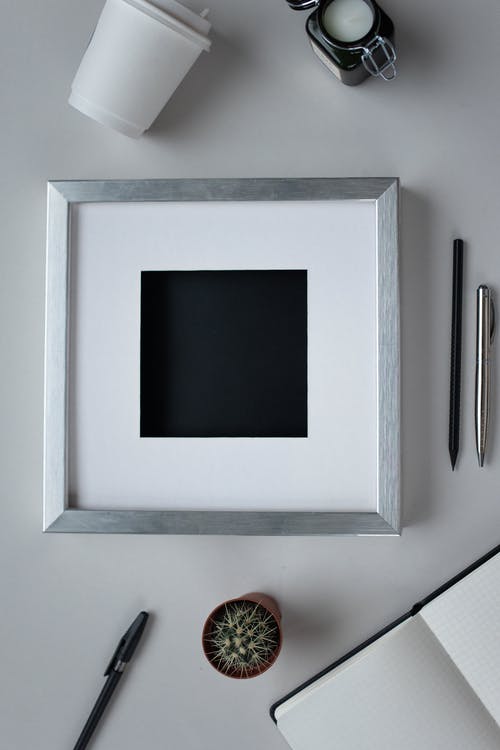 白墙上的白色木制框架 · 免费素材图片