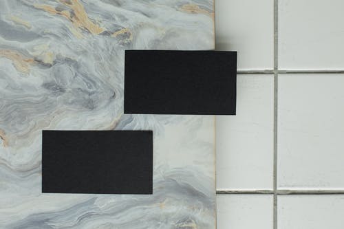 白色地板砖上的黑色矩形板 · 免费素材图片