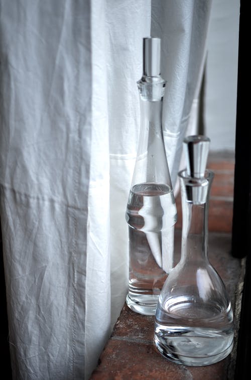 透明玻璃瓶装水 · 免费素材图片
