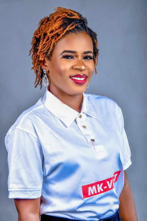 有关polo衫, 垂直拍摄, 微笑的免费素材图片