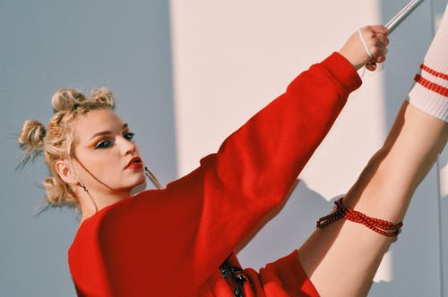 红色长袖衬衫的女人 · 免费素材图片