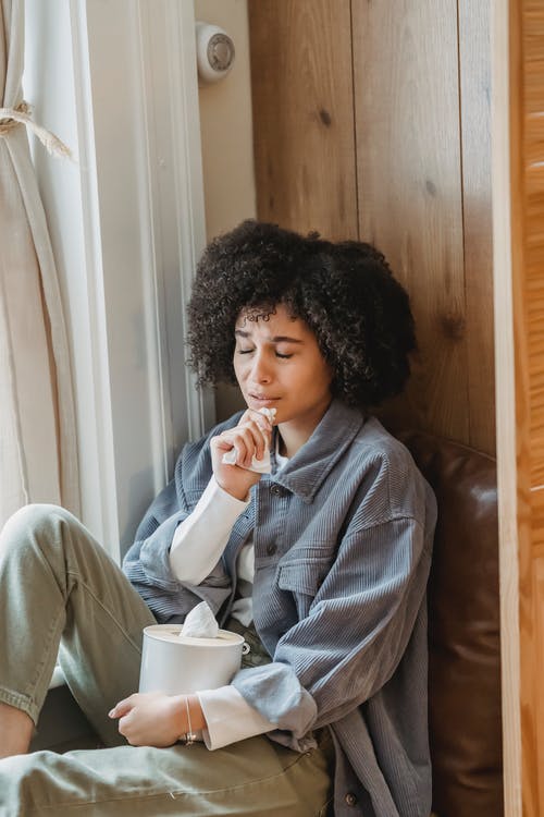 坐在椅子上的灰色外套的女人 · 免费素材图片