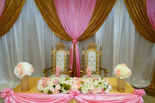 粉色和白色花卉窗帘 · 免费素材图片