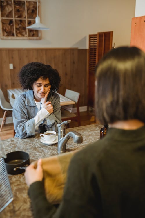 坐在椅子上的白色西装外套的女人 · 免费素材图片