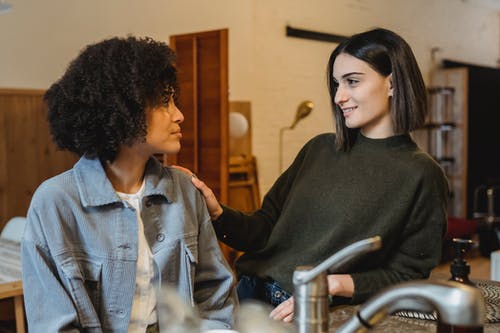 坐在蓝色牛仔夹克的女人旁边的黑色毛衣的男人 · 免费素材图片