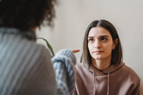 灰色套头衫连帽衫的女人 · 免费素材图片