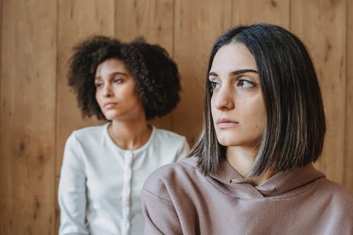 白色长袖衬衫的女人 · 免费素材图片