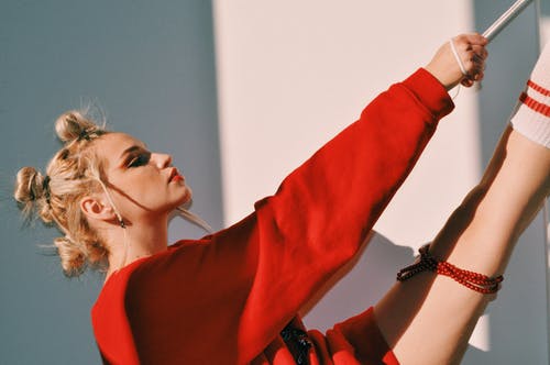 红色长袖衬衫的女人 · 免费素材图片