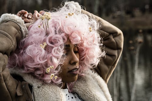 粉色皮大衣的女人 · 免费素材图片