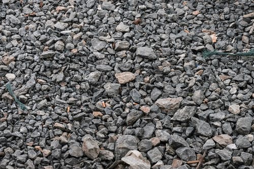 灰色和棕色的石头碎片 · 免费素材图片